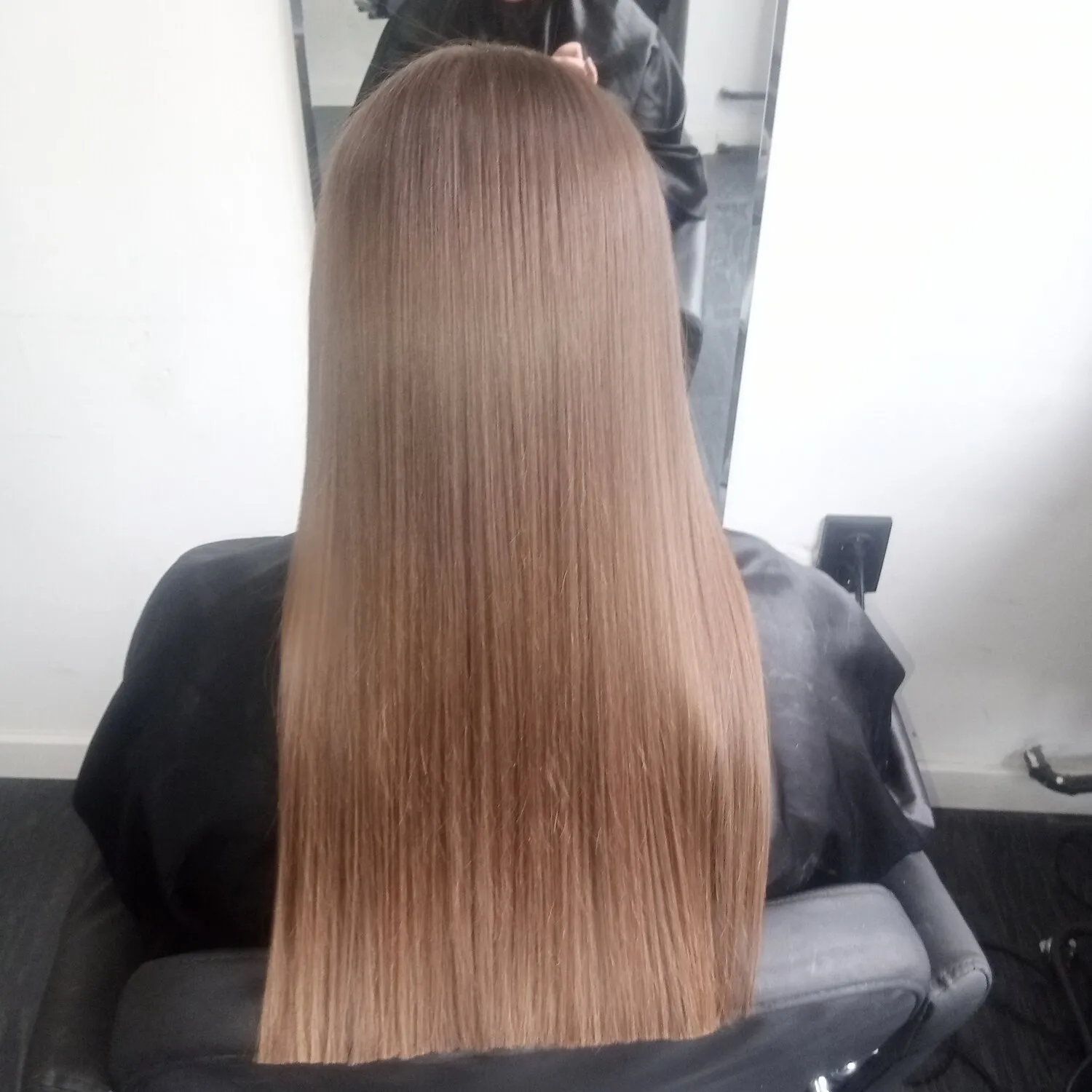 Образовательный материал - Почему волосы прямые: причины, структура и факторы Визуальное объяснение: кератиновое выпрямление