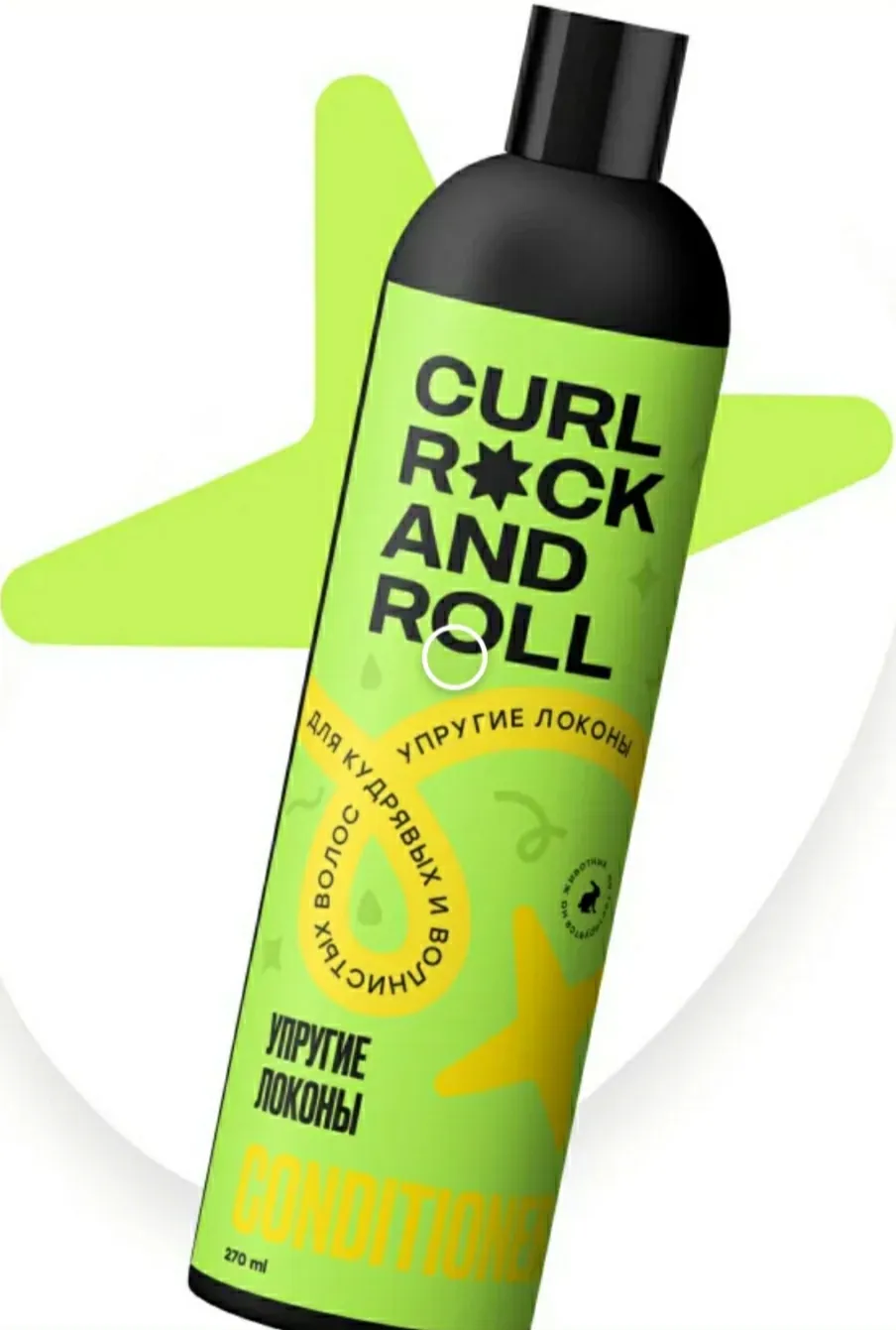 Выбор правильного кондиционера для кудрявых волос Кондиционер для кудрявых волос на полке в ванной среди других средств для ухода за вьющимися волосами