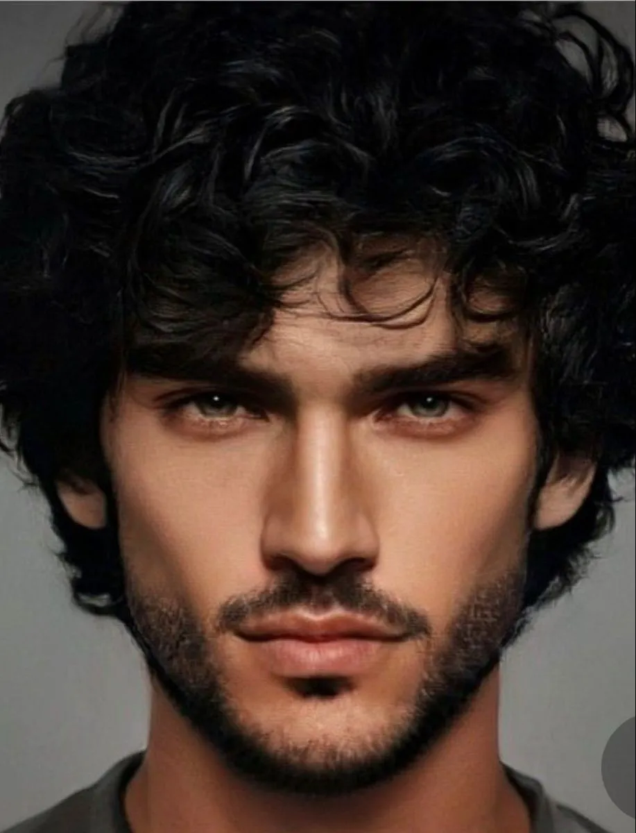 Разнообразие типов кудрявых волос у мужчин Кудрявые волосы у мужчин: естественные локоны разной степени завитка, от легкой волны до тугих спиралей