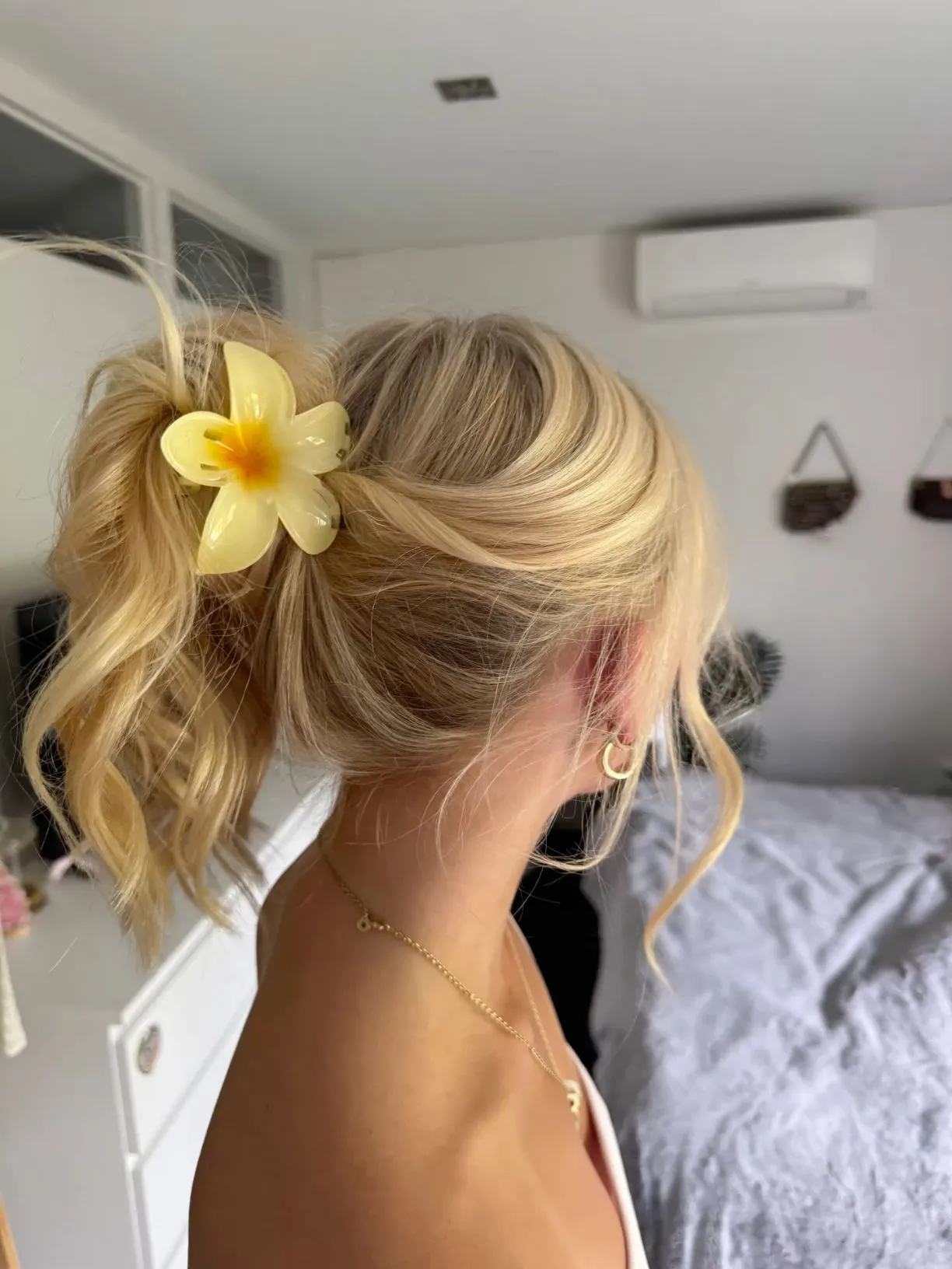 Актуальные летние прически: тренды сезона Коллаж модных летних причесок: высокий небрежный пучок, коса-ободок и хвост с эффектом влажных волос на фоне моря