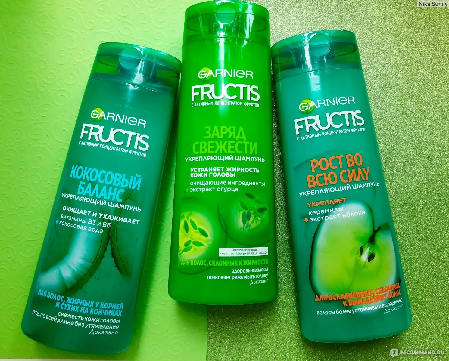 Лучший шампунь для сухих волос на полке в ванной, окруженный маслами и бальзамами для ухода