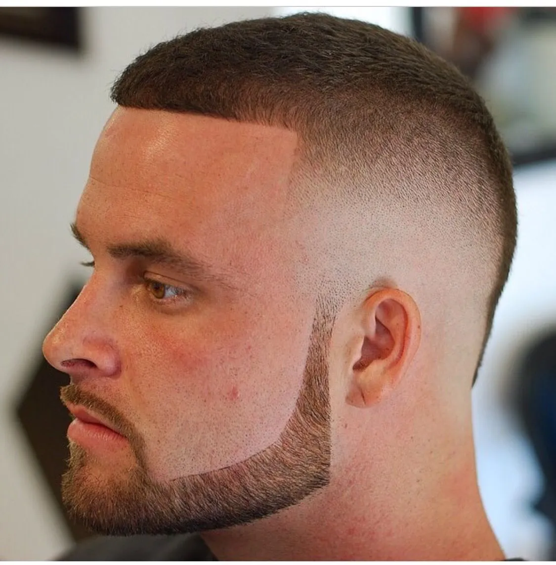 Пример стильной мужской стрижки с бородой: текстурированные волосы на голове и ухоженная борода средней длины с четкими контурами