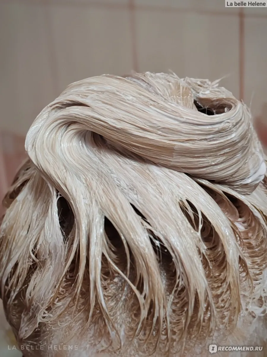 Технология осветления волос краской: от нанесения до итогового оттенка Процесс профессионального осветления волос краской в салоне, демонстрирующий этапы нанесения и результат