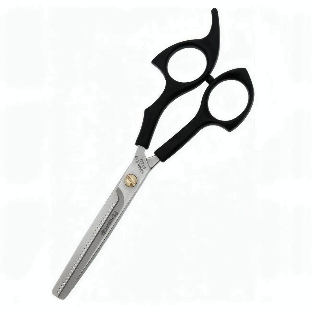 Профессиональные парикмахерские ножницы из японской стали на фоне расчесок и фена