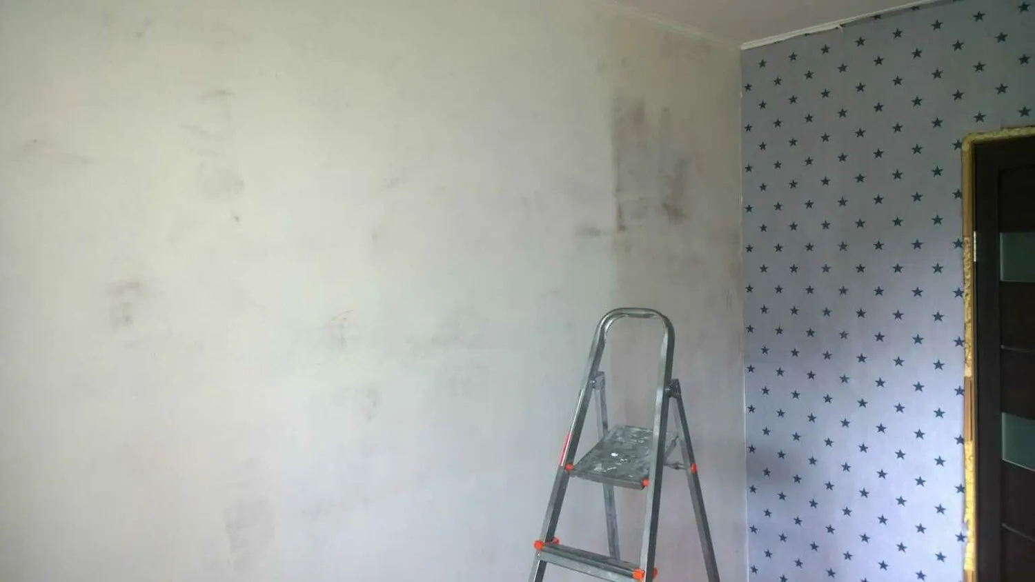 Поэтапная подготовка стен к покраске: зачистка, шпаклевка, грунтовка перед нанесением краски