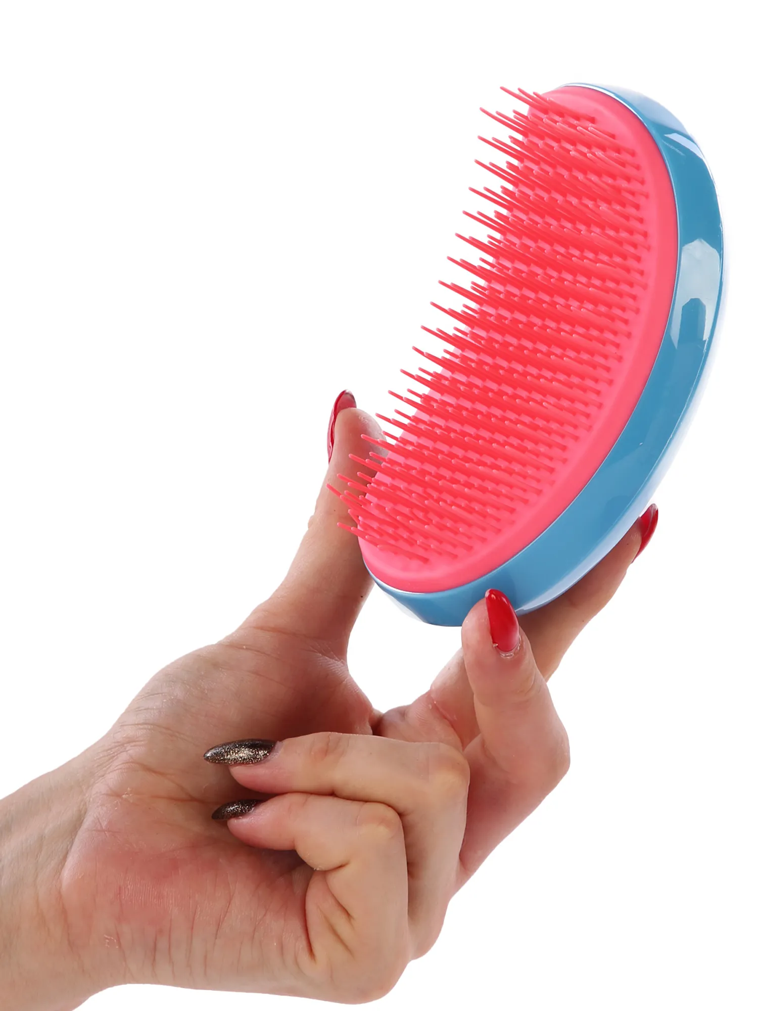 Профессиональная щетка для волос массажная с натуральной щетиной и деревянной ручкой на фоне роскошных длинных волос