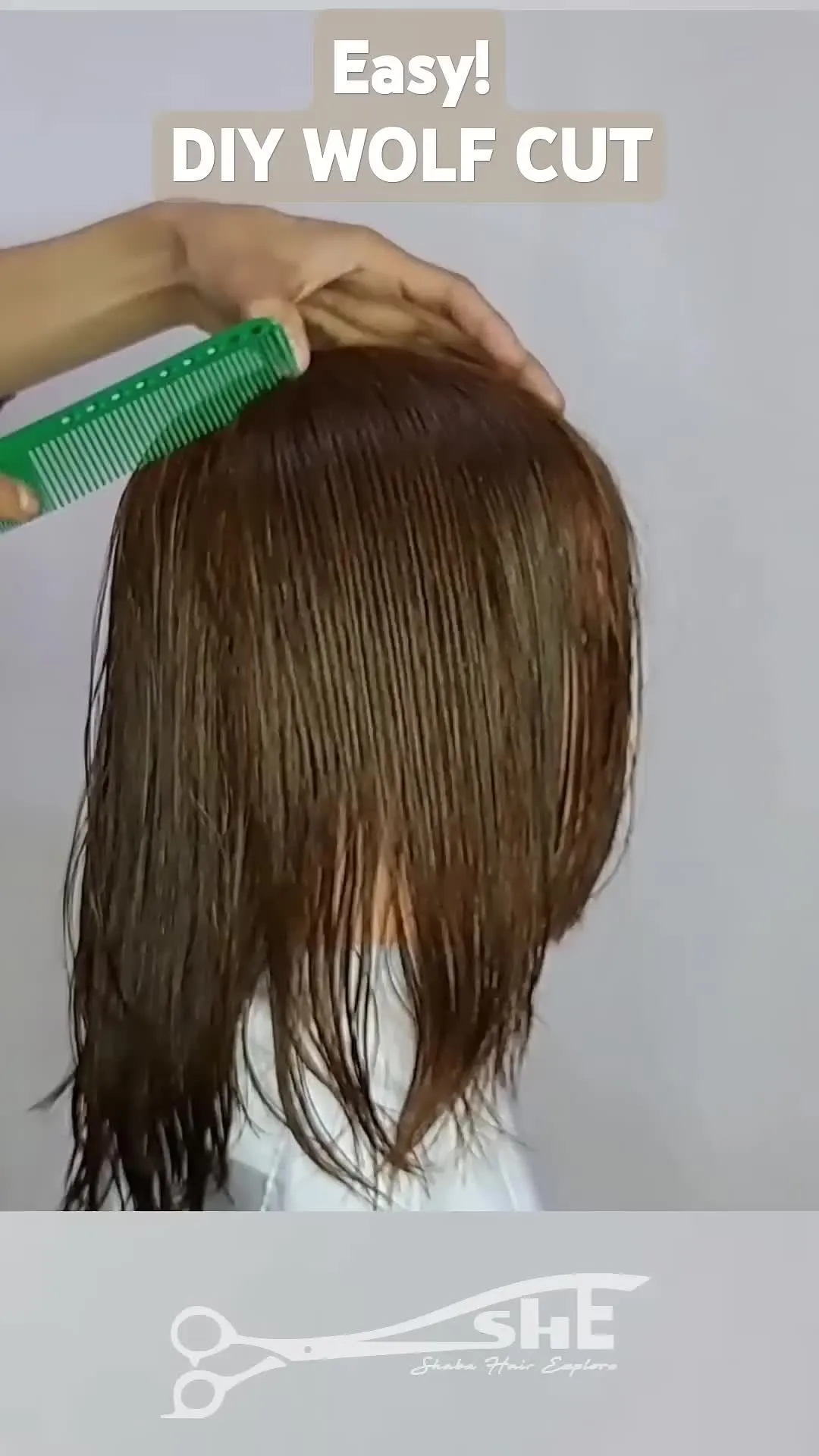 Пошаговая инструкция по стрижке волос своими руками: женщина аккуратно подравнивает концы пряди перед зеркалом