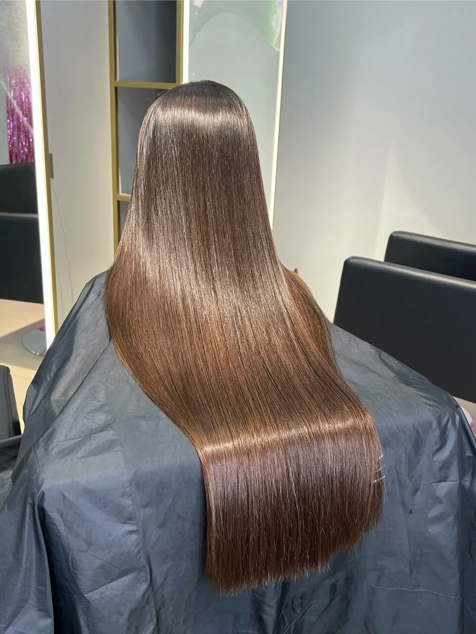 Процесс восстановления волос с использованием питательных масок и сывороток для лечения поврежденных кончиков и придания блеска