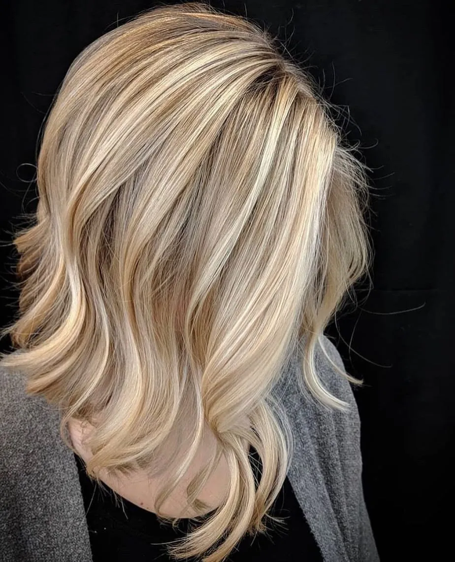 Техника блонд мелирования на темных волосах с естественным переходом и объемом