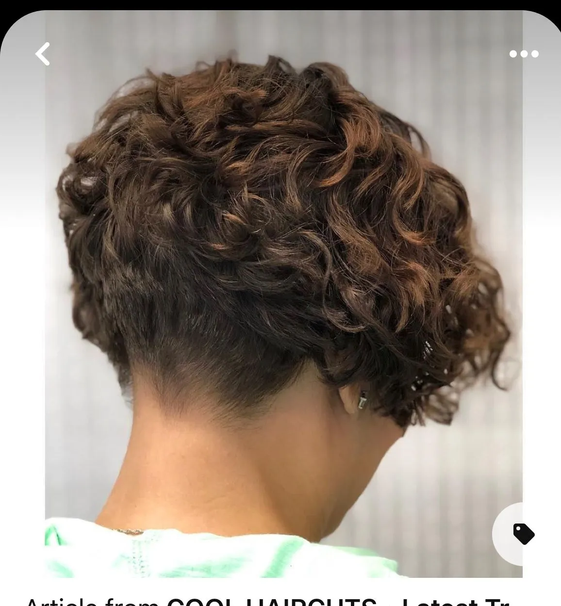 Стрижка боб на ножке: пример короткой укладки с открытой шеей и текстурой на макушке