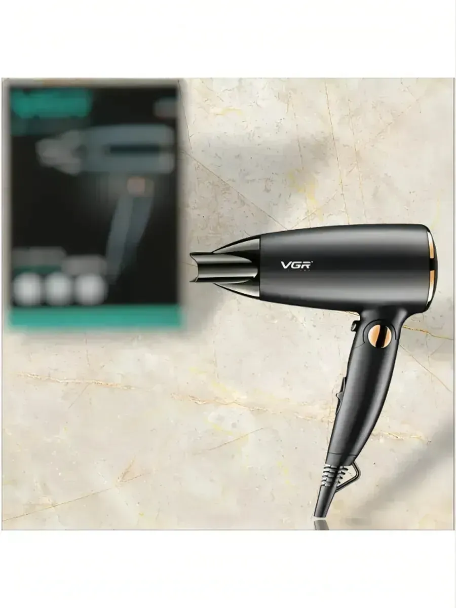 Профессиональный фен для бережной сушки и укладки волос Современный профессиональный фен для сушки волос с керамическим покрытием и набором насадок на белом фоне