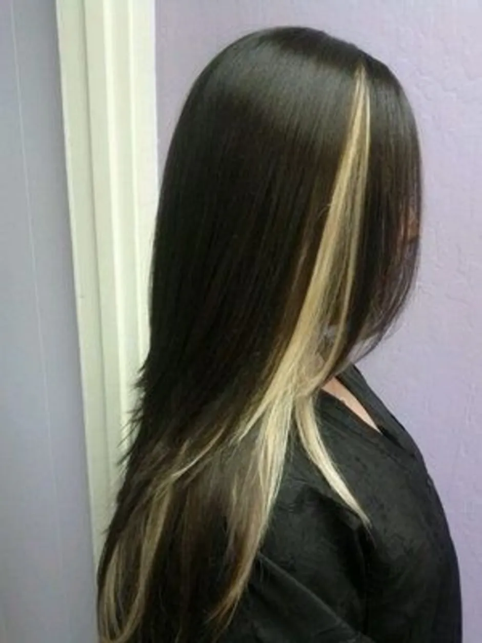 Процесс и результат профессионального осветления темных волос в салоне красоты