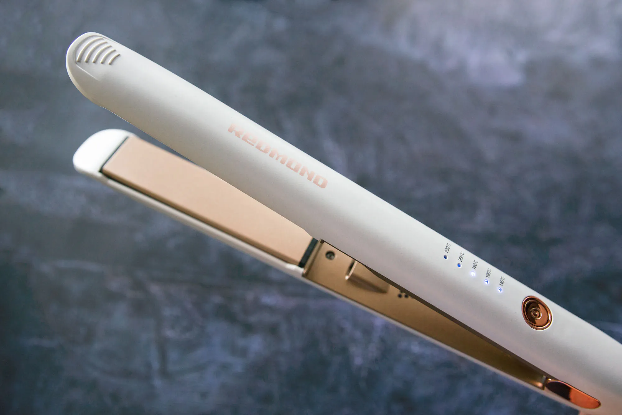 Сравнение различных утюжков для волос: керамический, турмалиновый и титановый на фоне укладки