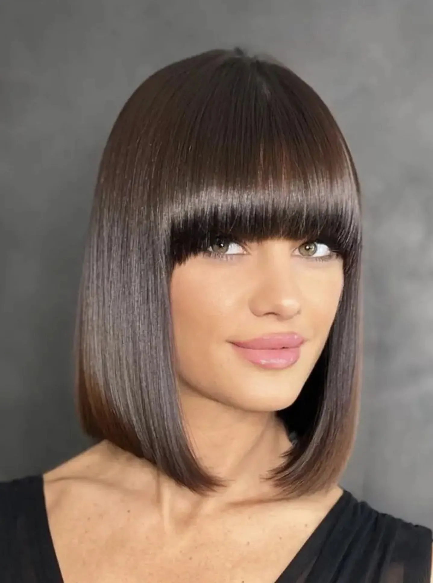 Визуальное руководство по: каре с челкой. Техника стрижки затылочной части и формирования контрольной пряди.