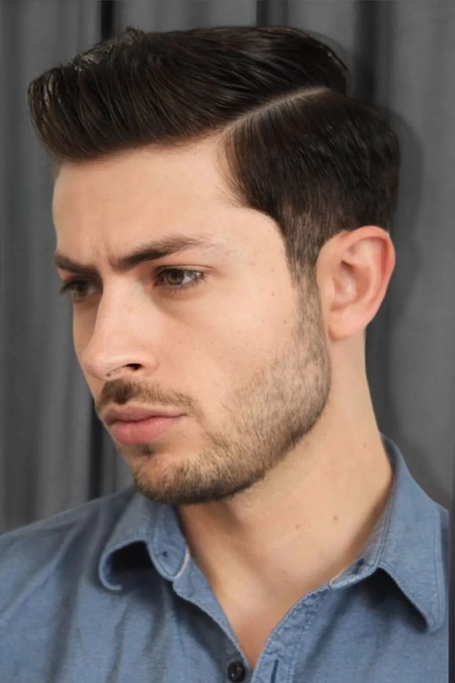 Классическая мужская стрижка с четкими линиями и аккуратной укладкой на пробор, демонстрирующая эталонный стиль