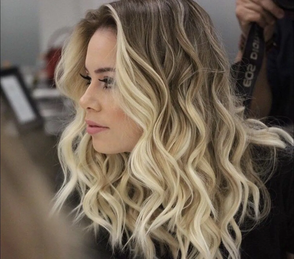 Женские кудри на волосах средней длины: пример естественных завитков и аккуратной укладки с использованием профессиональных средств