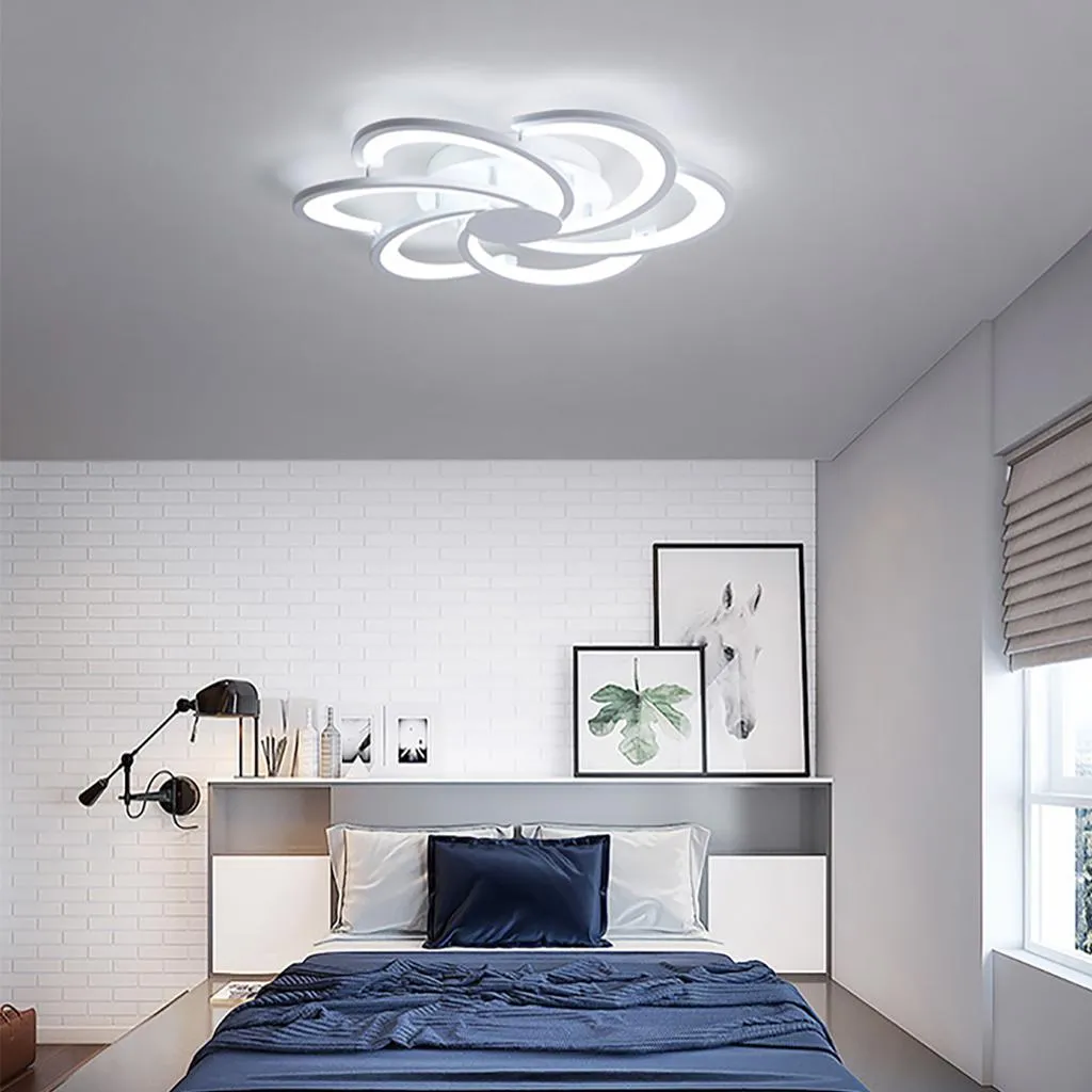 Девушка с красиво осветленными волосами в домашних условиях, демонстрирующая результат безопасного осветления