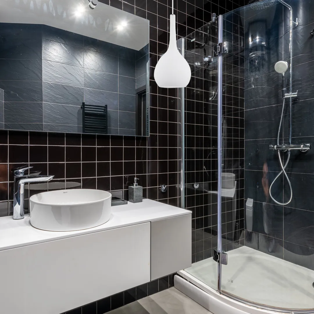 Современное освещение ванной комнаты с зеркалом в светлой раме, важное для точного подбора оттенка волос при домашнем осветлении