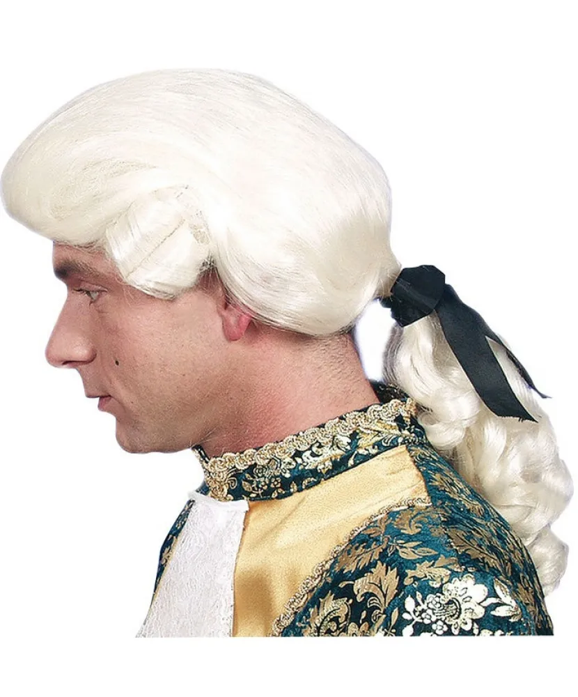 Высокие причёски и парики эпохи рококо XVIII века Роскошные дамские и мужские парики 18 века с обильной пудрой и сложными локонами на фоне интерьера в стиле рококо