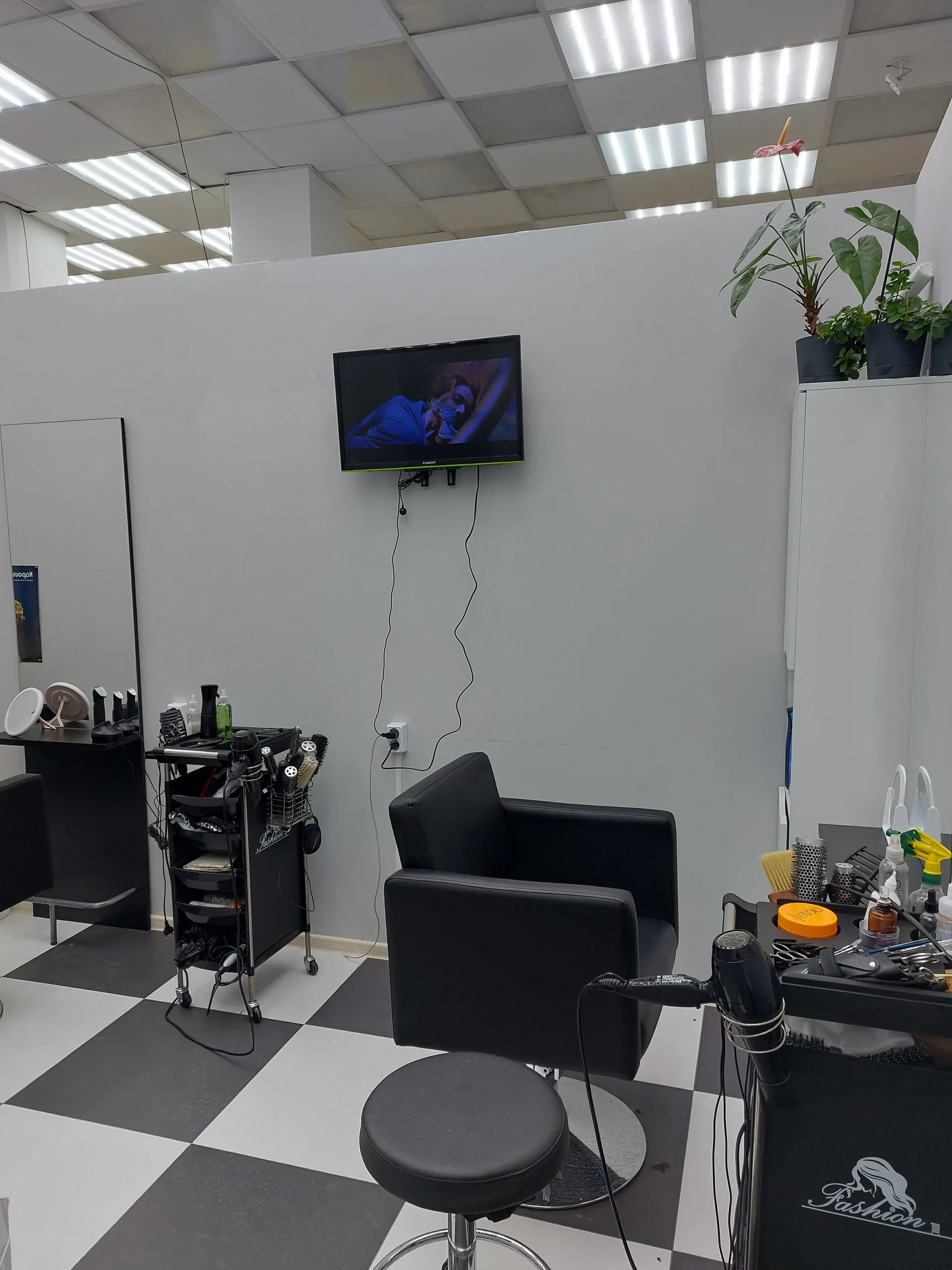 Консультация стилиста в современной парикмахерской по подбору женской стрижки