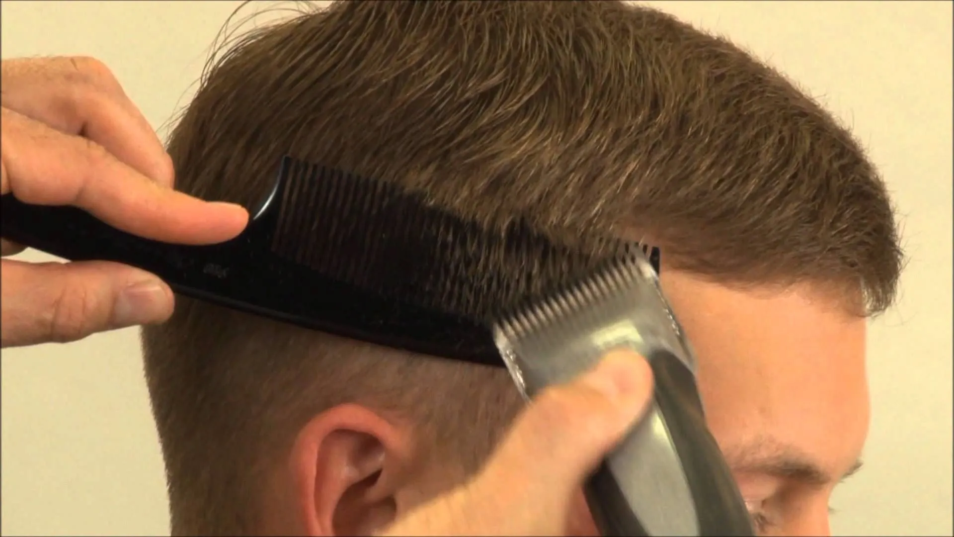 Полный набор профессиональных инструментов для мужской стрижки в домашних условиях: машинка, ножницы, расчески на столе