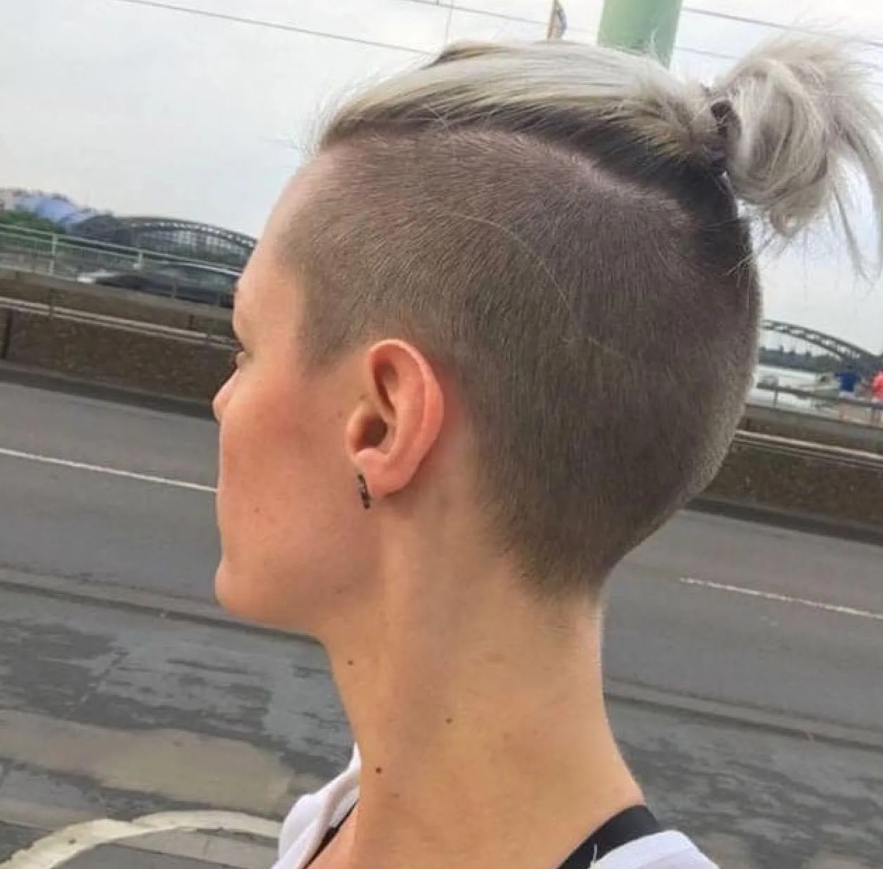 Визуальное объяснение: стрижка висков и затылка