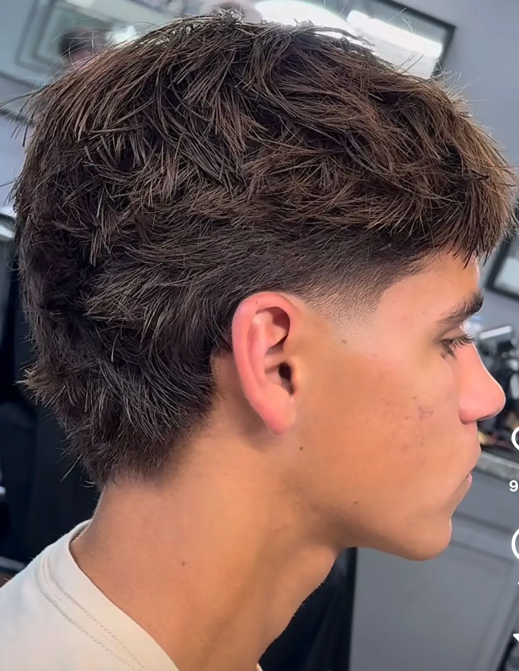 Коллаж с примерами различных видов мужских стрижек: короткие, средней длины и длинные, демонстрирующие разные техники и укладки