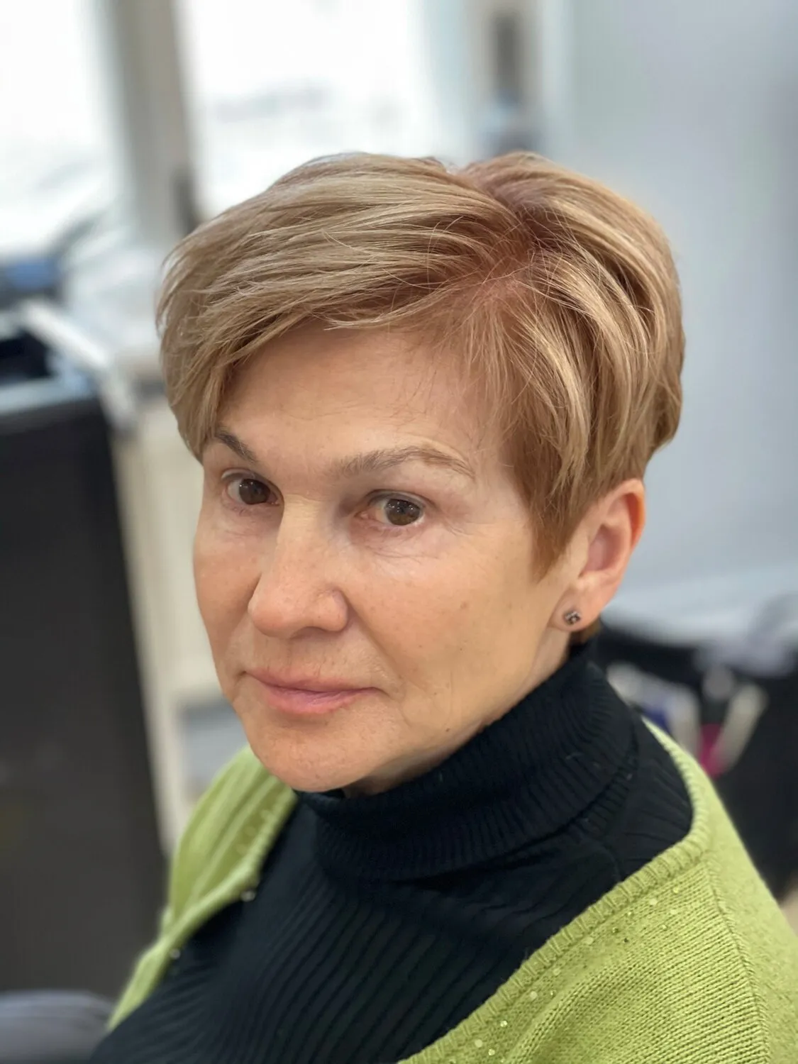 Примеры модных женских стрижек в салоне красоты Москвы: короткий боб, каре и пикси