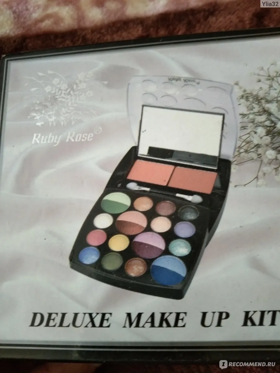 Ассортимент качественной бюджетной косметики для ежедневного ухода: кремы, сыворотки, очищающие средства на полке ванной комнаты