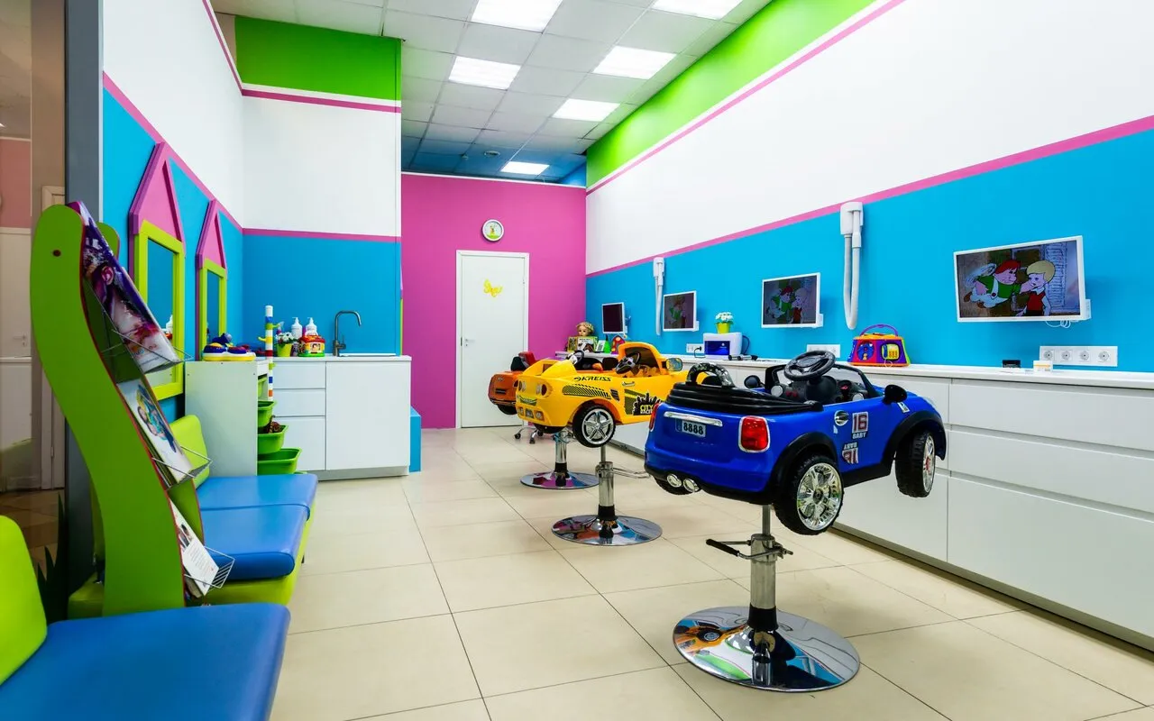 Образовательный материал - Карьера парикмахера: как начать, развиваться и достичь успеха | Объективный гид Визуальное объяснение: детский парикмахер