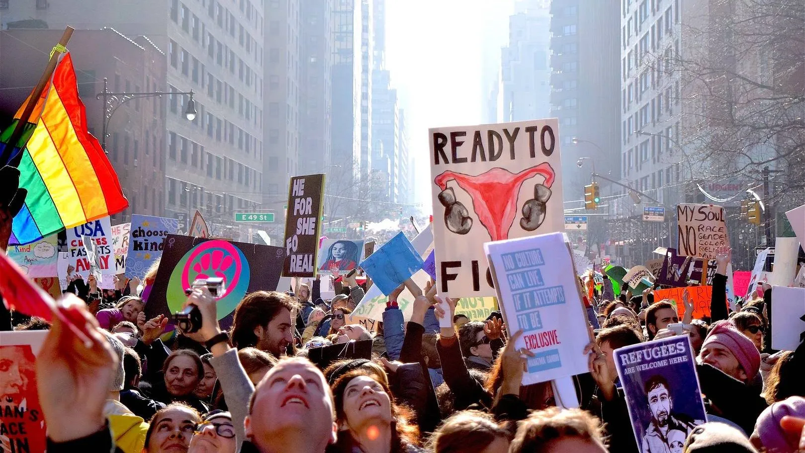 Феминистки: эволюция движения за права женщин Историческое и современное изображение феминисток на акции за права женщин и гендерное равенство