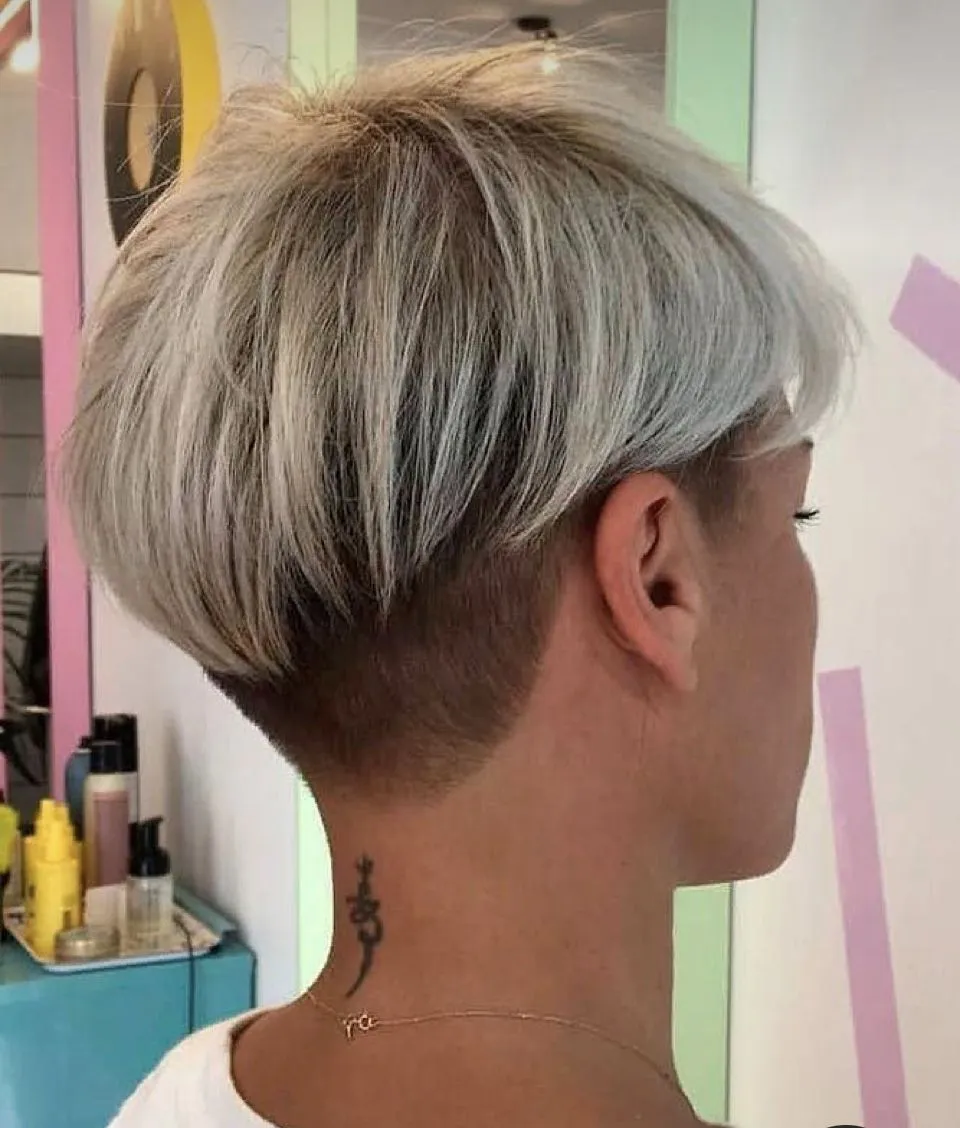 Примеры коротких стрижек с объемом для прямых волос: градуированный боб и каскад