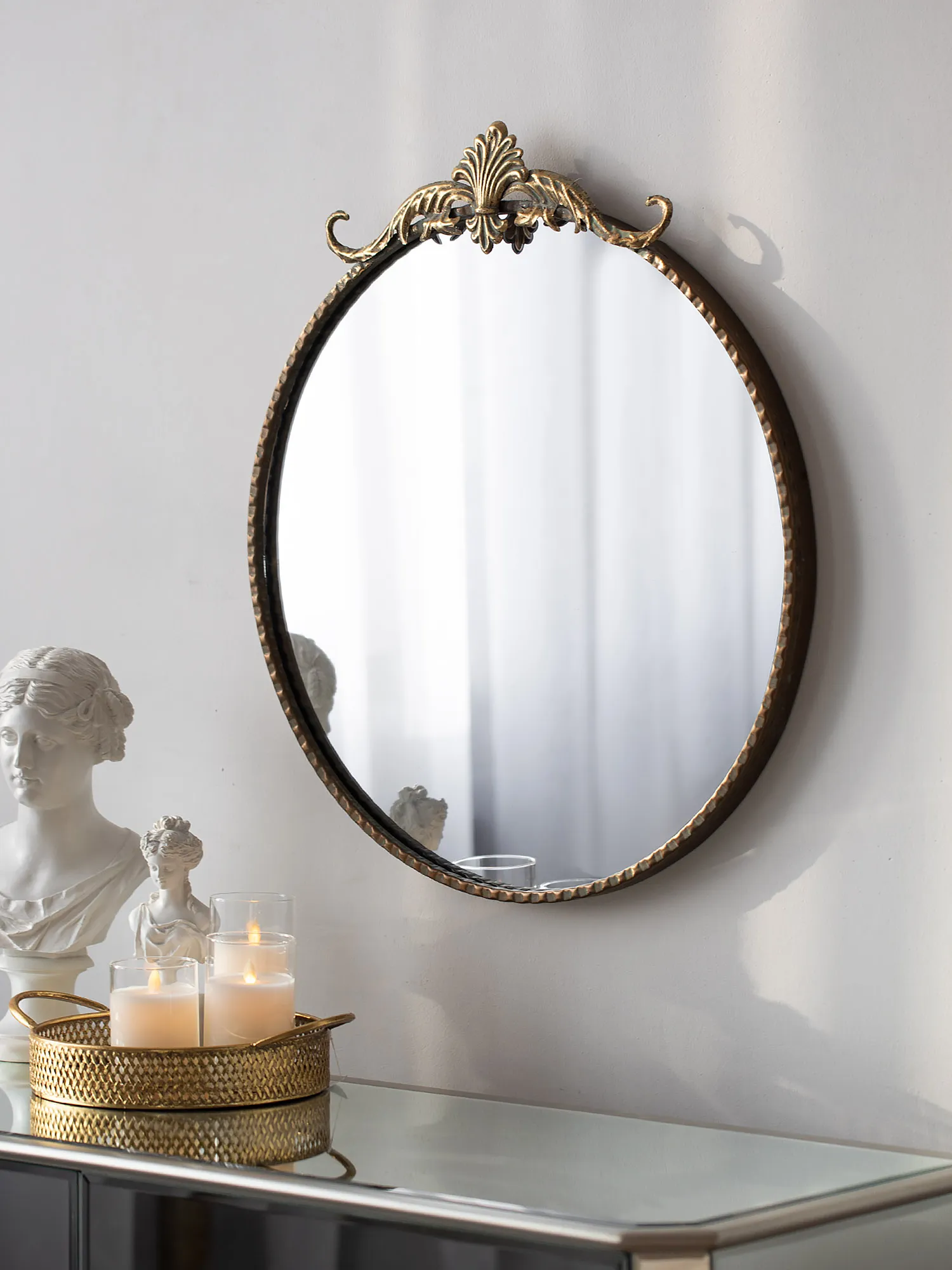 Визуальное объяснение: настенное зеркало