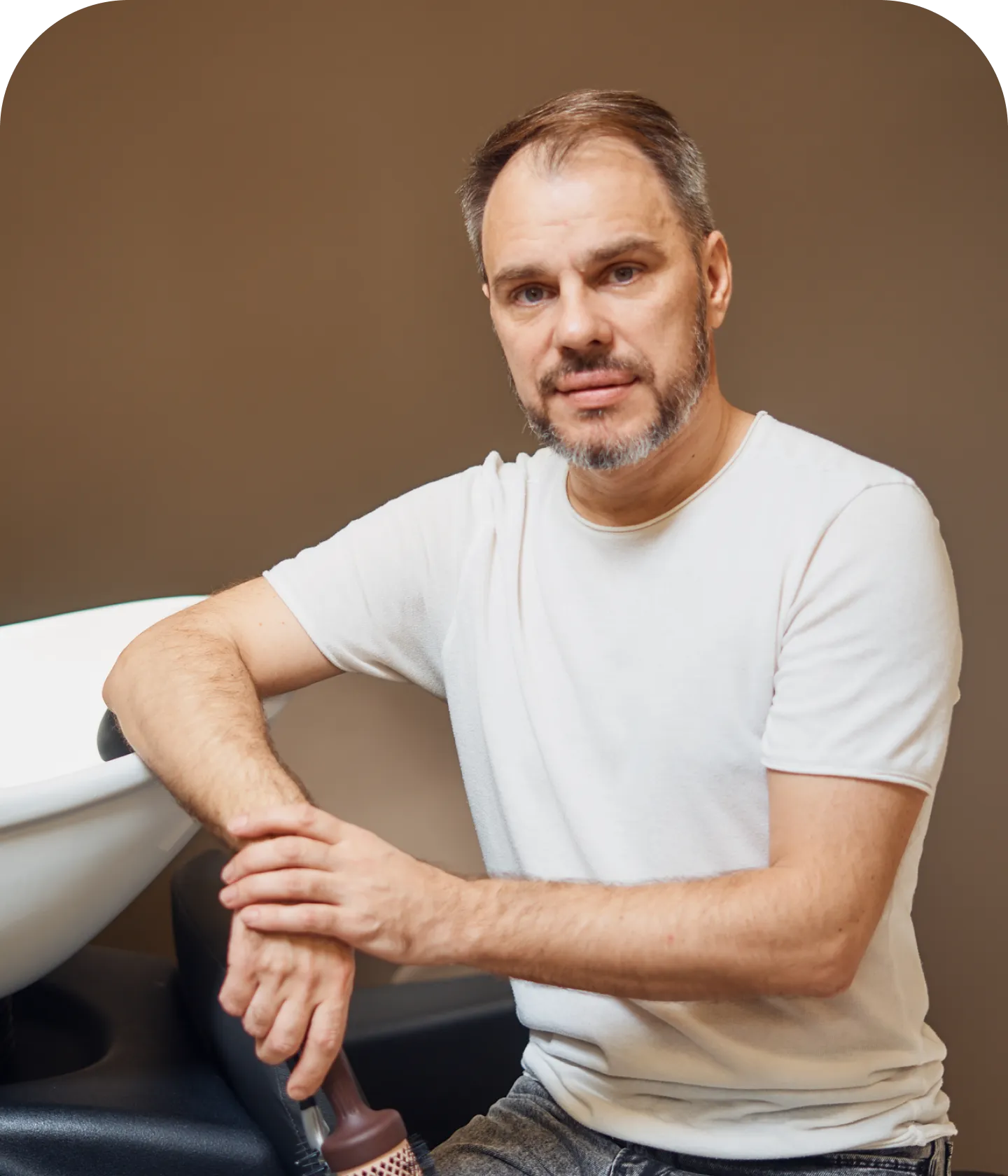 Рабочий процесс парикмахера-стилиста: мастерство и творчество Профессиональный парикмахер-стилист за работой: создание современной стрижки и окрашивания в салоне красоты