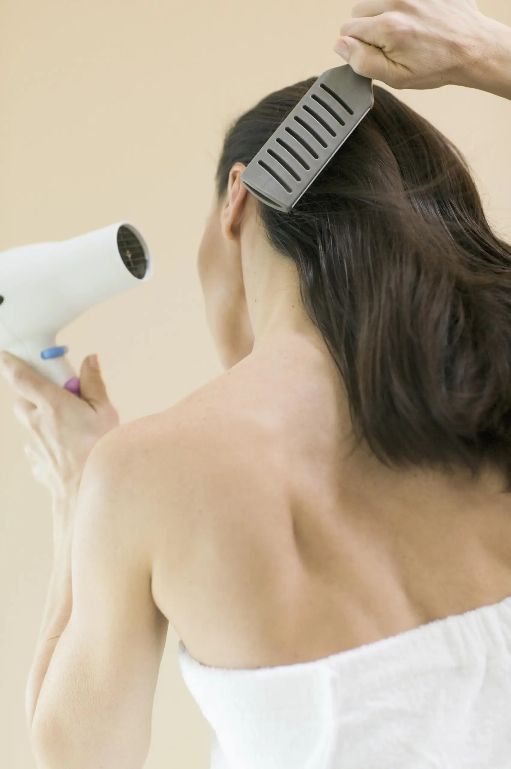 Техника правильной сушки волос феном Правильная сушка волос феном с использованием термозащиты и круглой щетки для создания объема