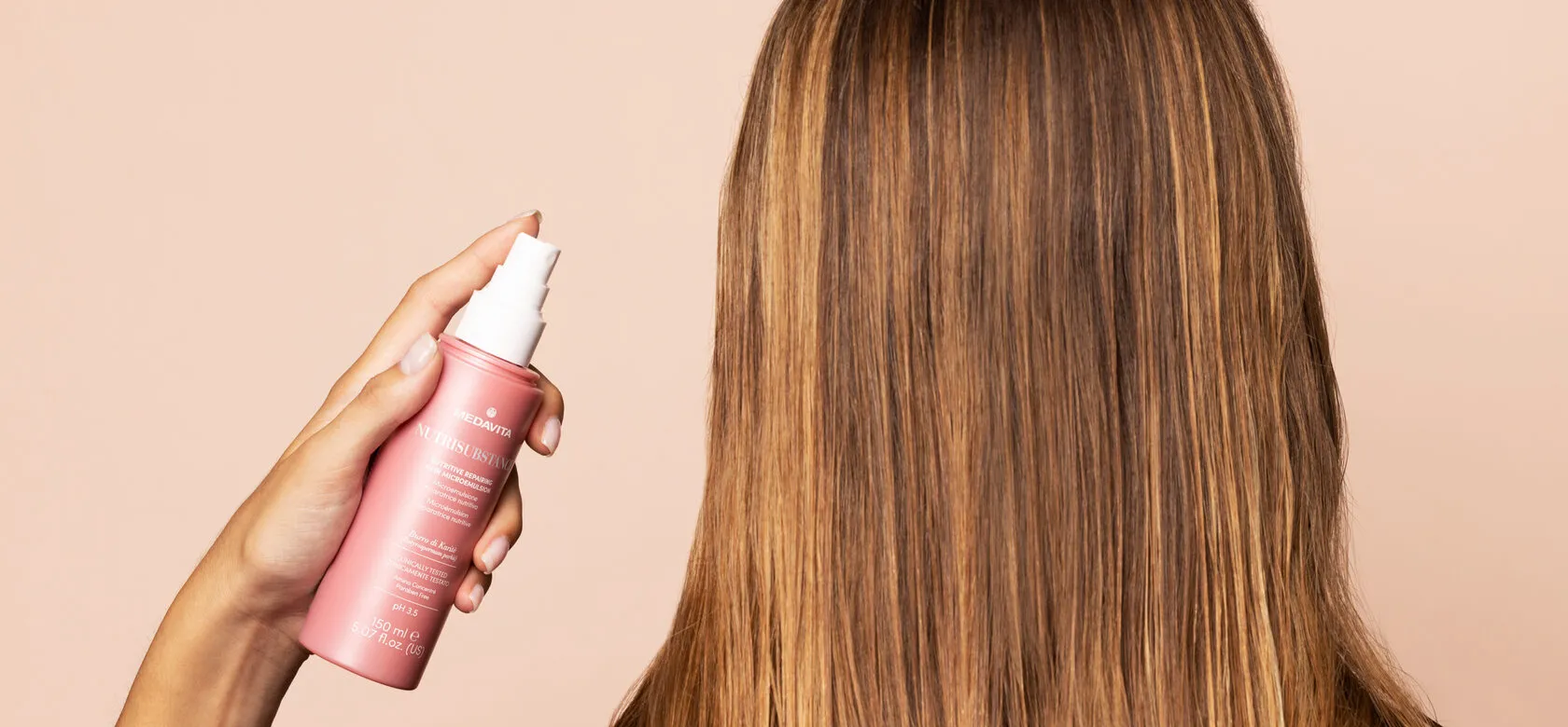 Структура сухого волоса под микроскопом, показывающая поврежденную кутикулу, для лечения сухих волос