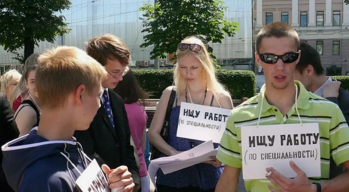 Успешная женщина на собеседовании по трудоустройству, обсуждающая карьерные возможности с HR-менеджером