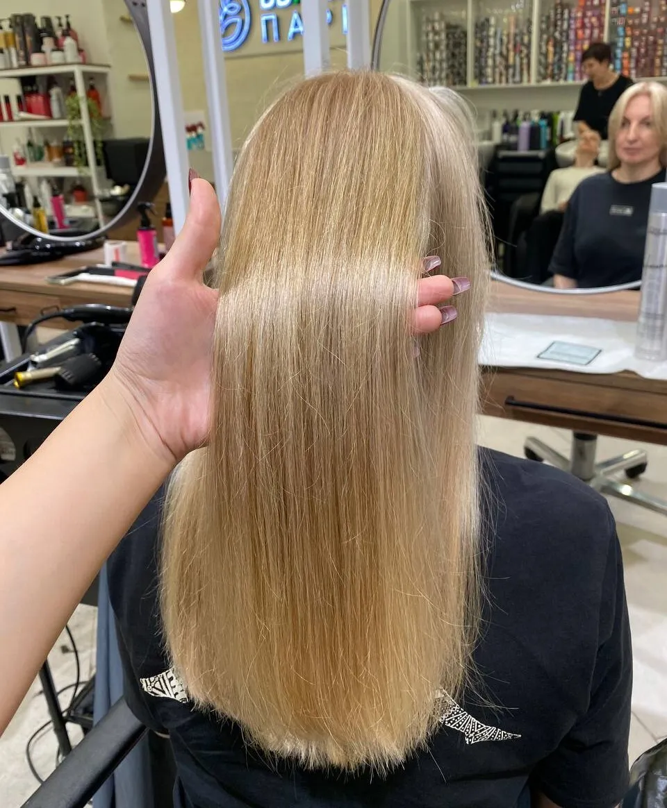 Укладка волос: цена, инструменты и результат Сравнение стоимости и результатов домашней и салонной укладки волос, инструменты и средства на столе