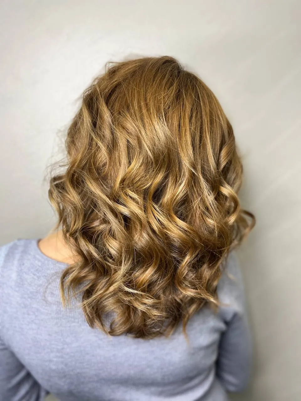 Техника салонной укладки волос: создание объема и мягких волн Профессиональная укладка волос в салоне: процесс создания объемной прически с использованием круглой щетки и фена