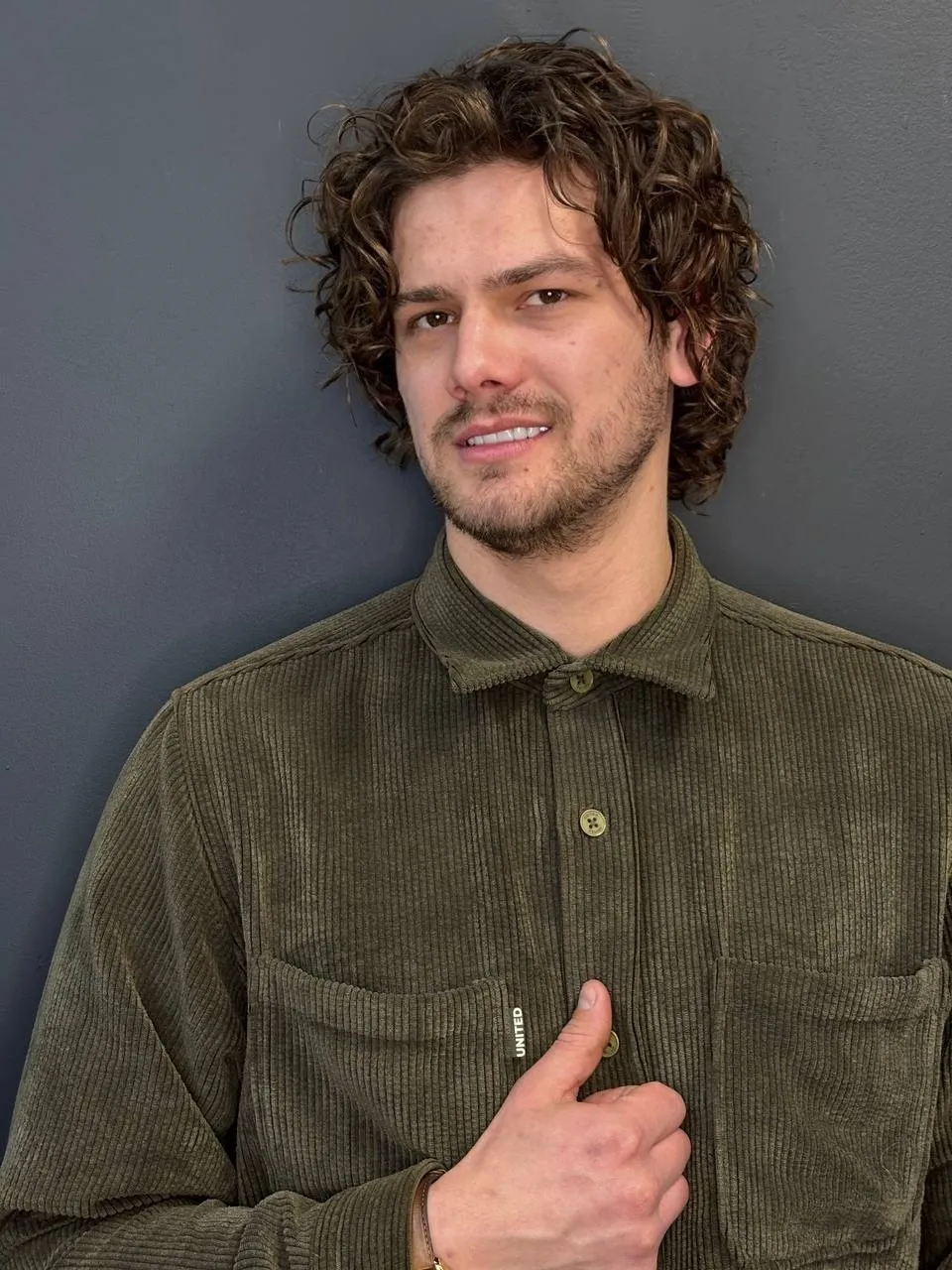 Визуальное объяснение: завивка волос мужская