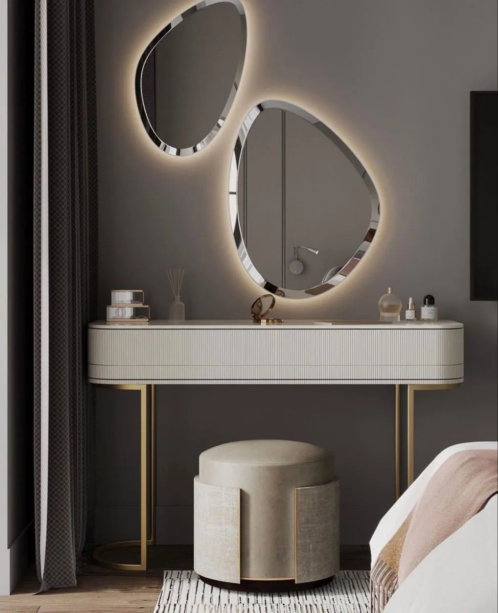 Стильное круглое зеркало в деревянной раме, висящее над изголовьем кровати в светлой спальне в скандинавском стиле