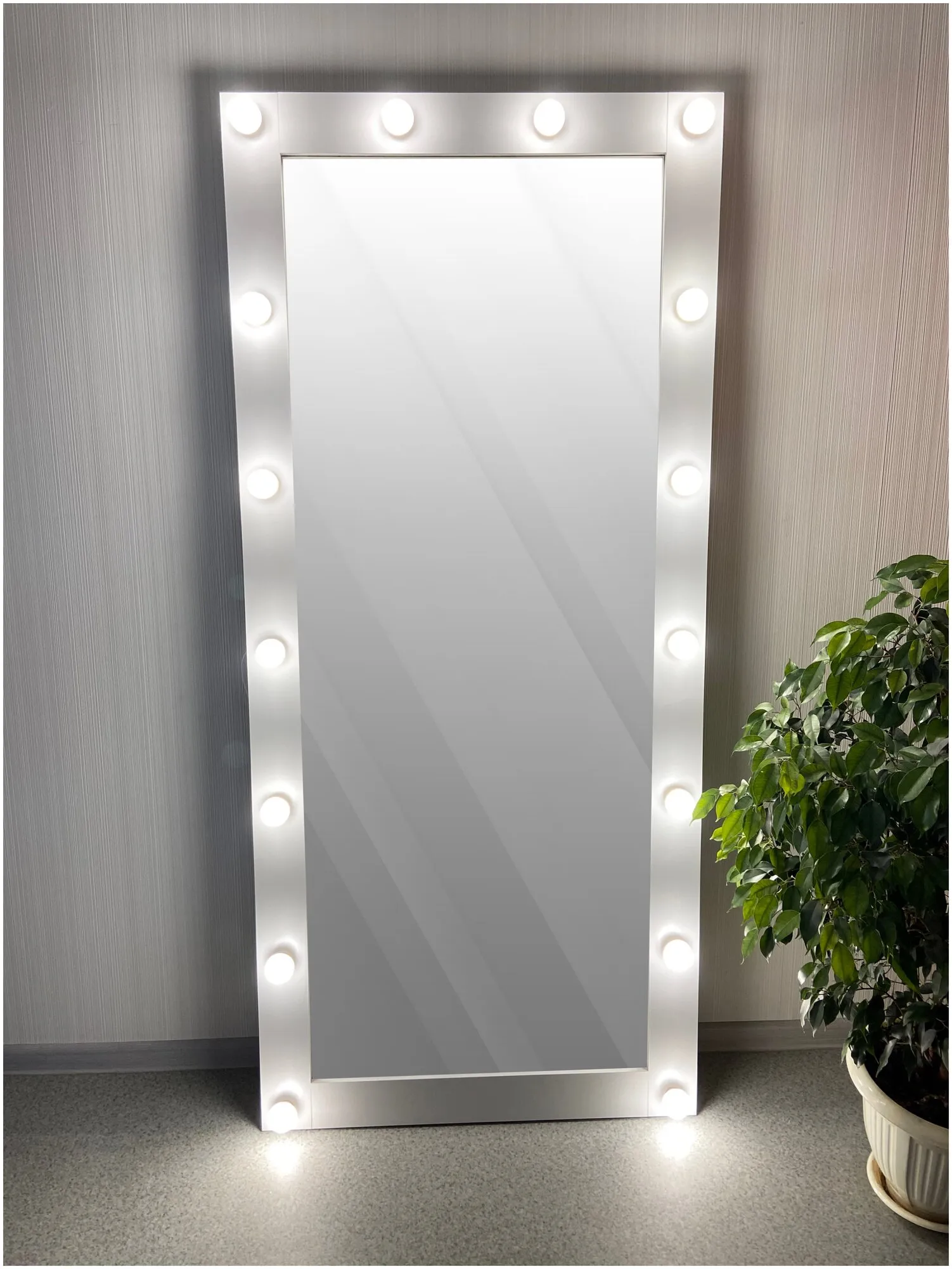 Образовательный материал - Зеркала с подсветкой: виды, как выбрать, плюсы и минусы | Объективный гид Визуальное объяснение: зеркало с подсветкой для макияжа