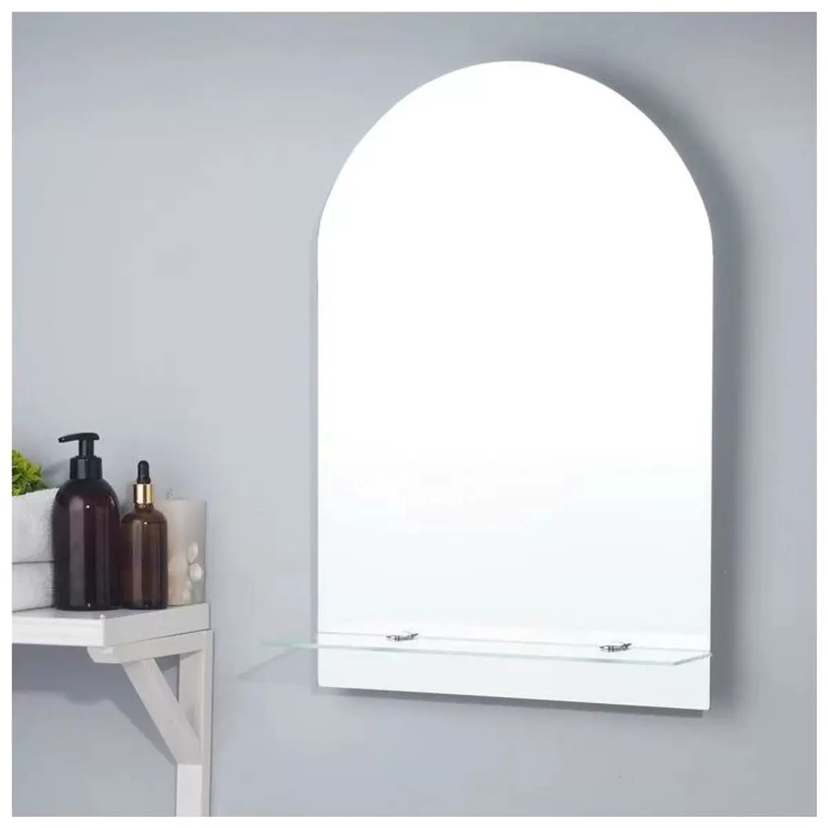 Современное зеркало с деревянной полкой и LED-подсветкой над раковиной в ванной комнате