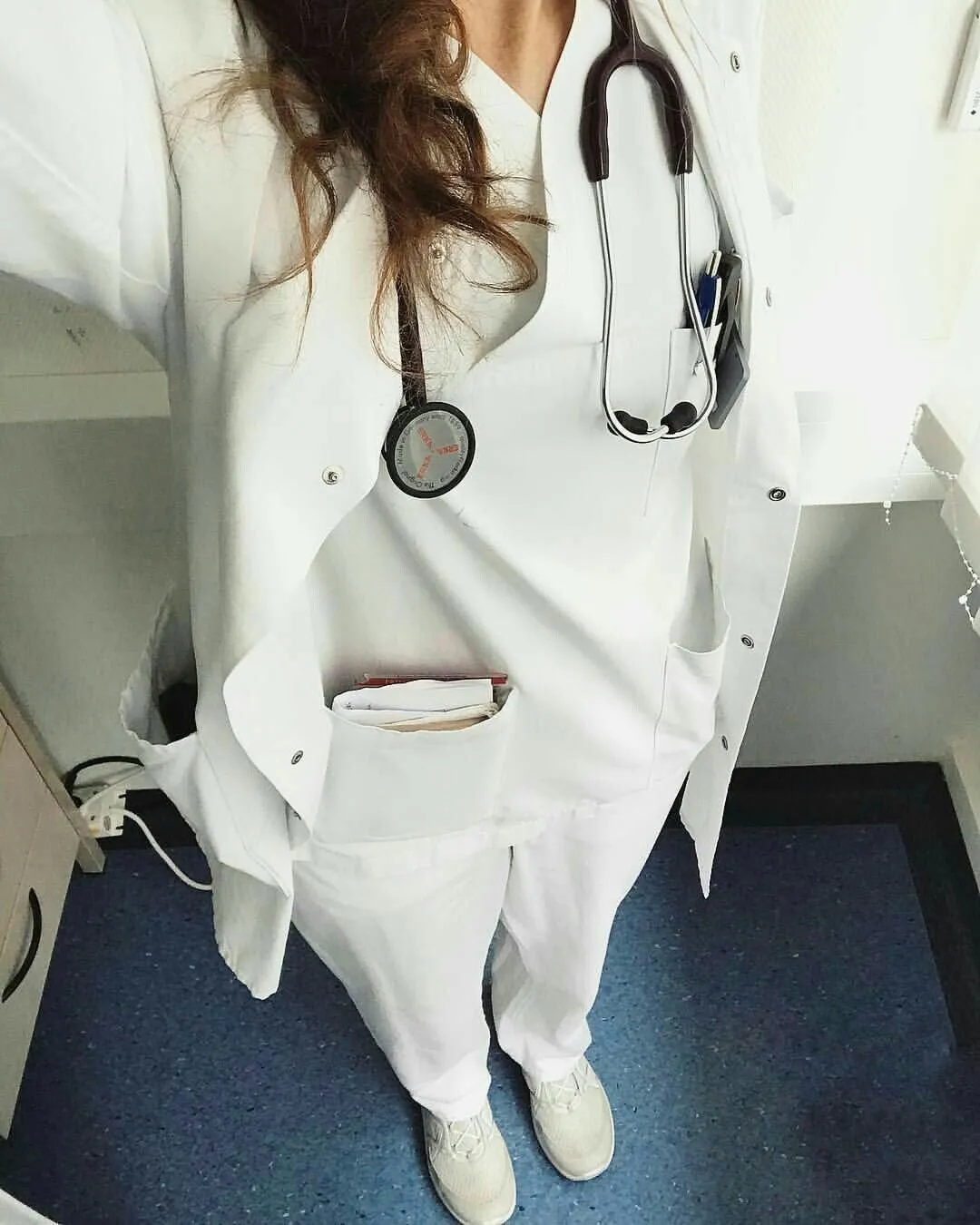 Выдающиеся женщины-ученые в медицине за работой в современной лаборатории, символизирующие прогресс и гендерное равенство в науке